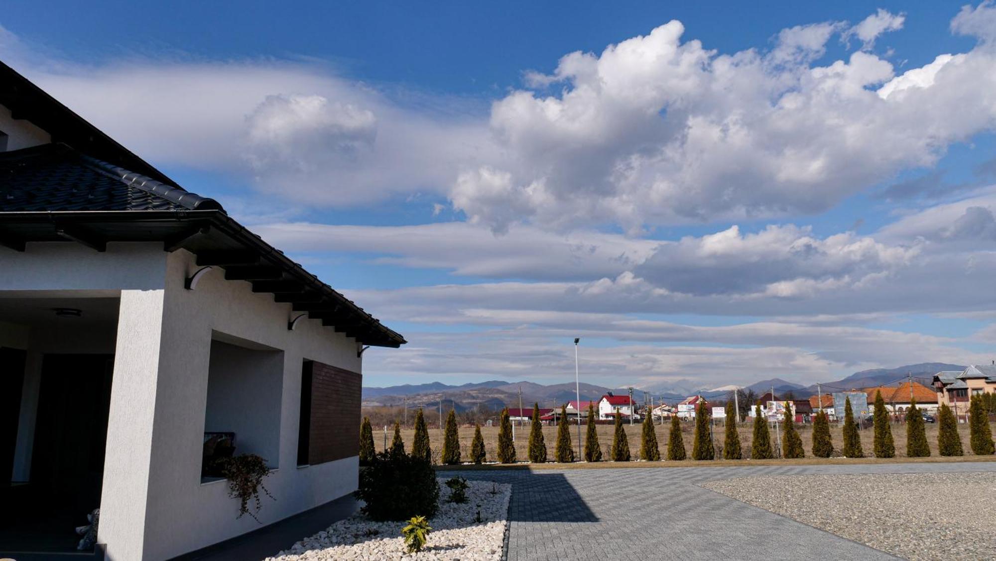 Casa Ambientt Hotel Curtea De Arges Bagian luar foto