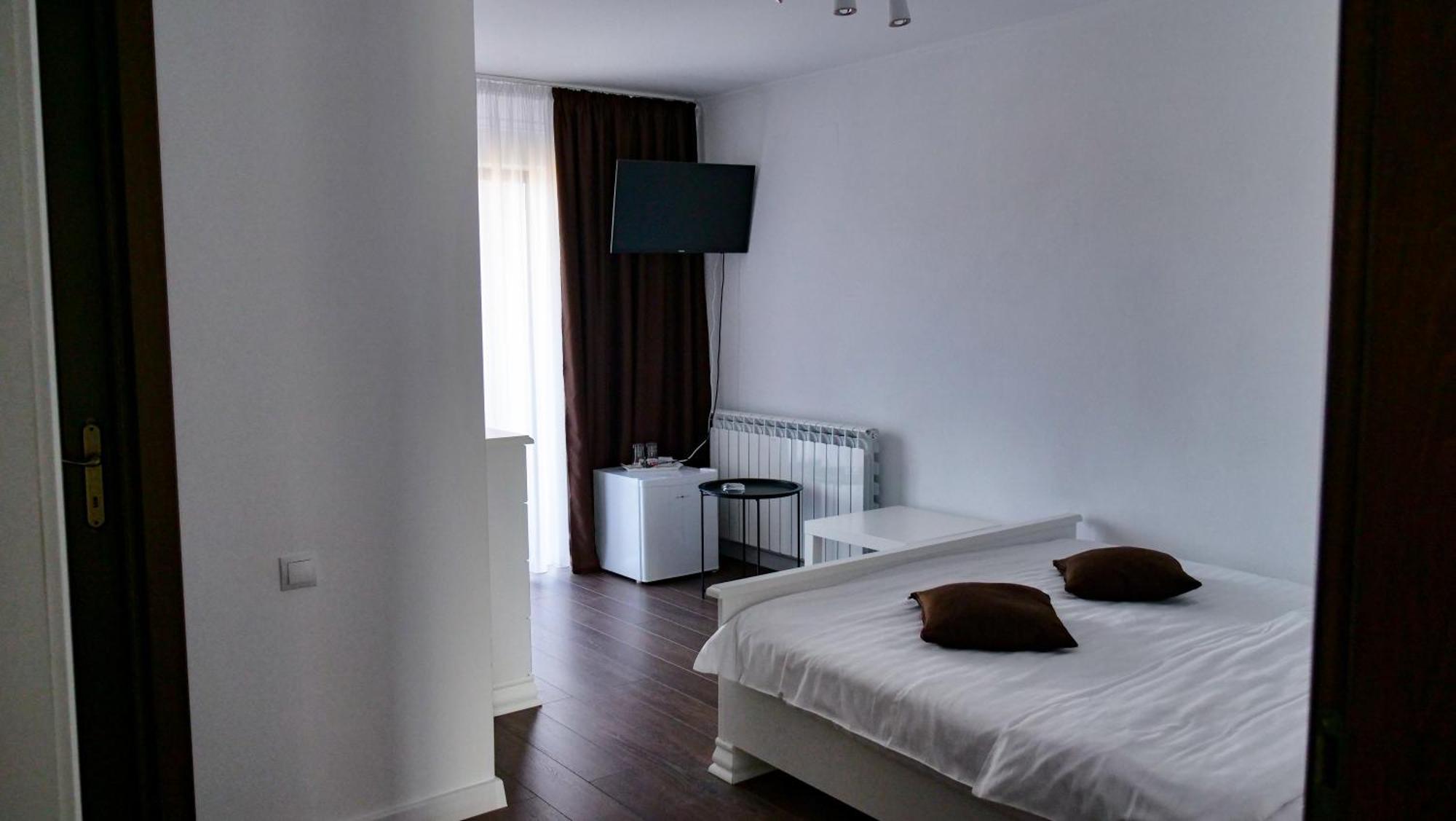 Casa Ambientt Hotel Curtea De Arges Bagian luar foto