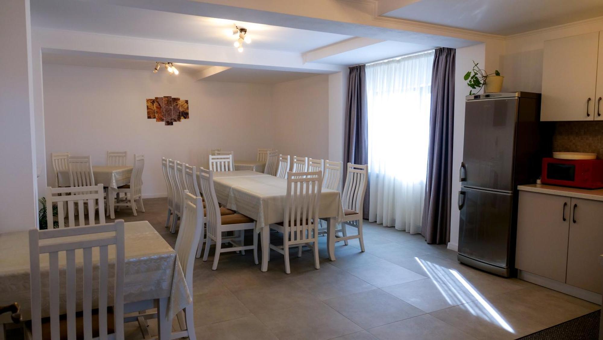 Casa Ambientt Hotel Curtea De Arges Bagian luar foto