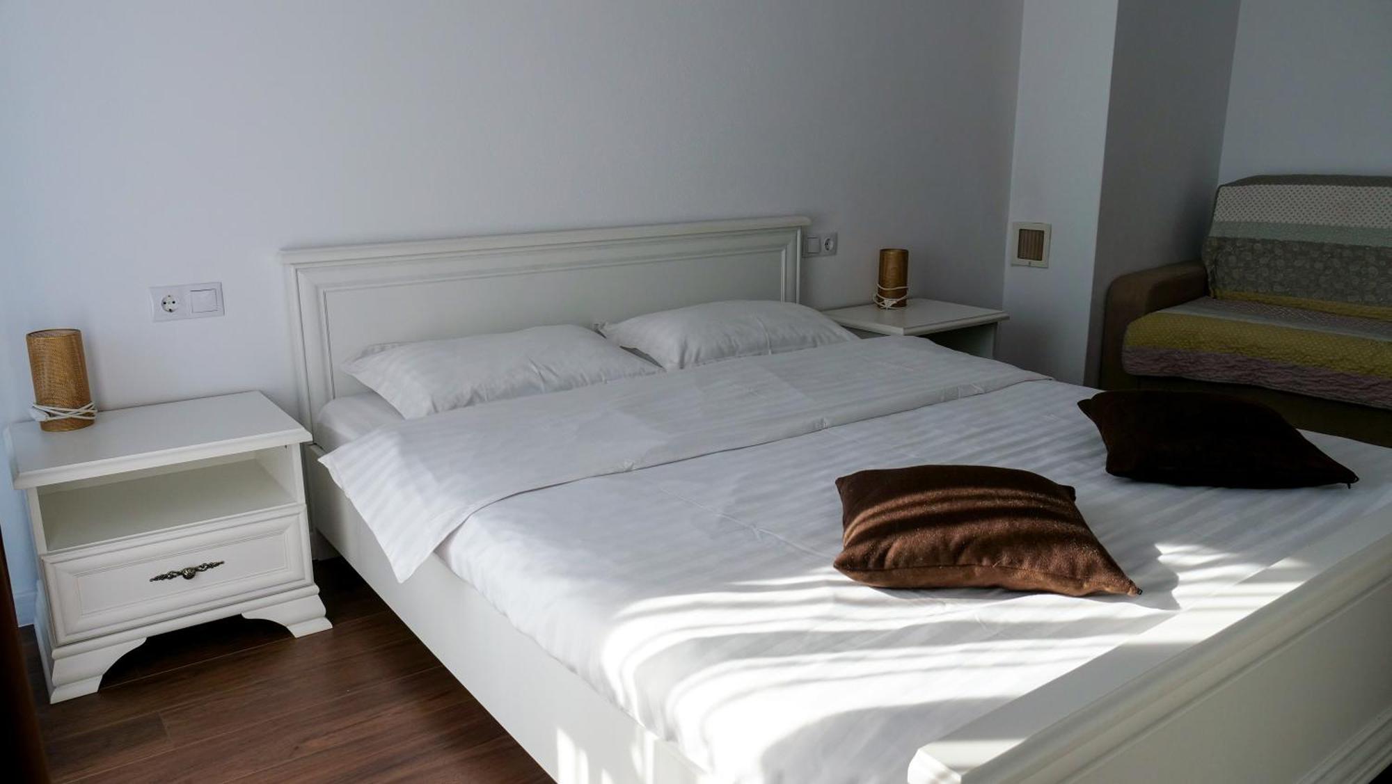 Casa Ambientt Hotel Curtea De Arges Bagian luar foto
