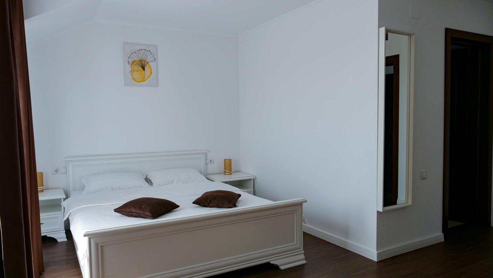 Casa Ambientt Hotel Curtea De Arges Bagian luar foto
