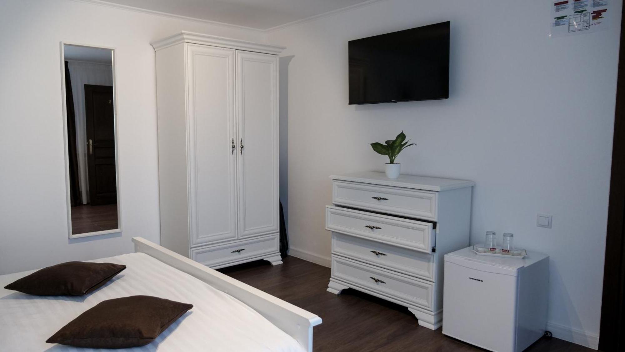 Casa Ambientt Hotel Curtea De Arges Bagian luar foto