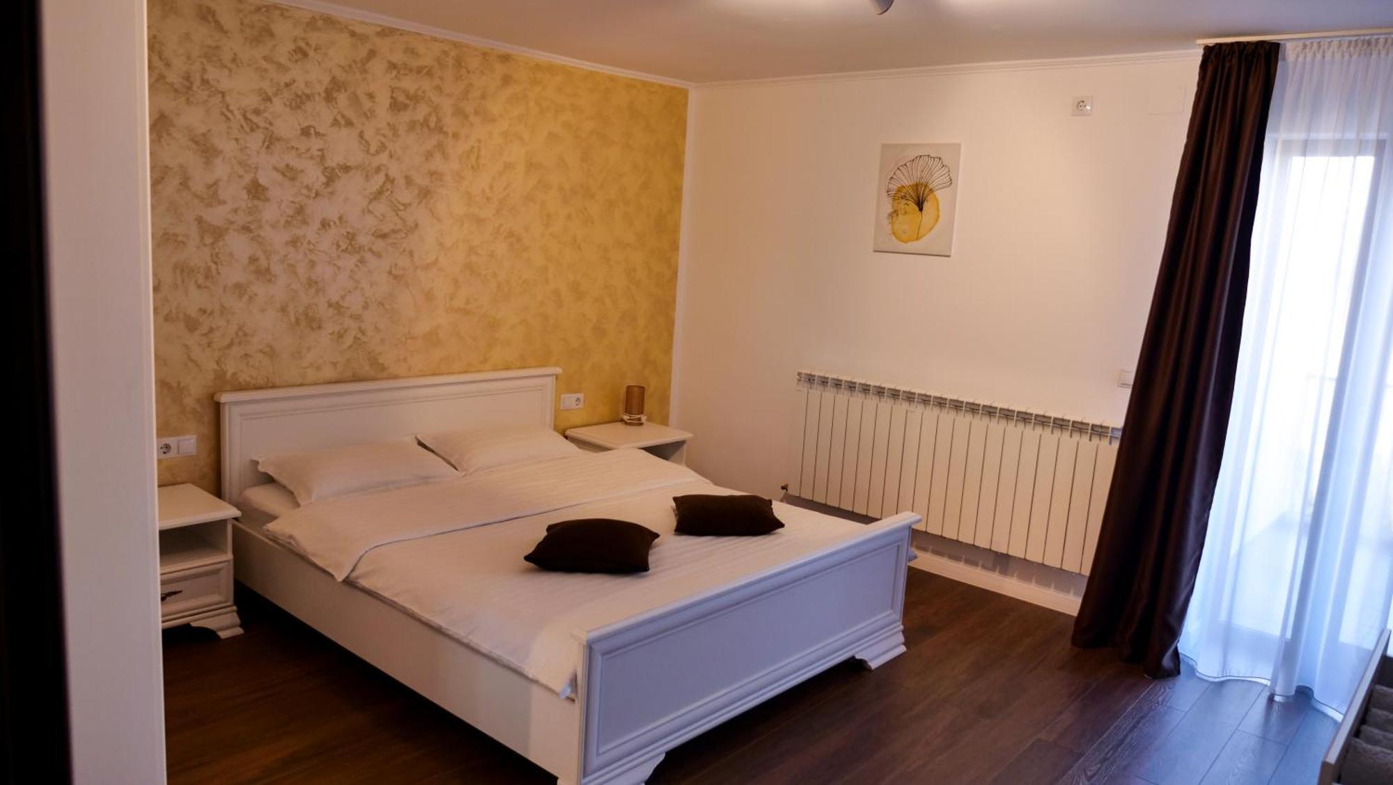 Casa Ambientt Hotel Curtea De Arges Bagian luar foto