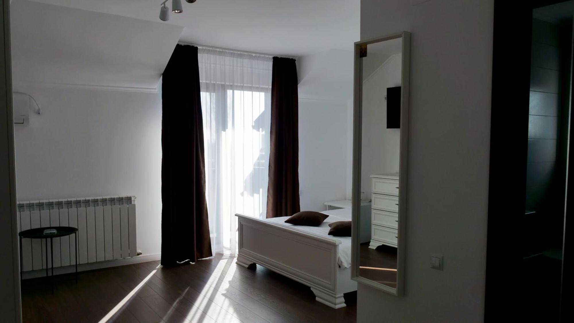 Casa Ambientt Hotel Curtea De Arges Bagian luar foto