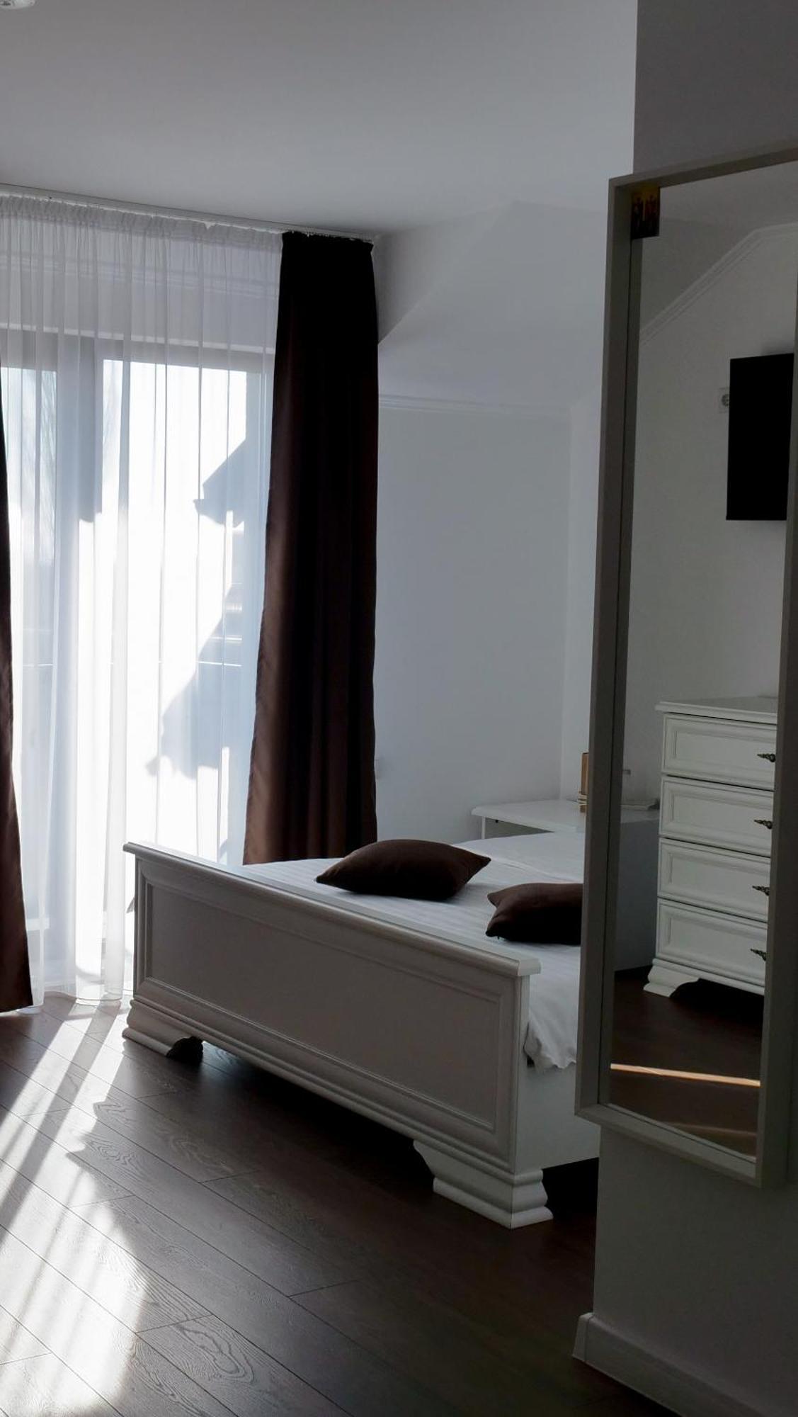 Casa Ambientt Hotel Curtea De Arges Bagian luar foto